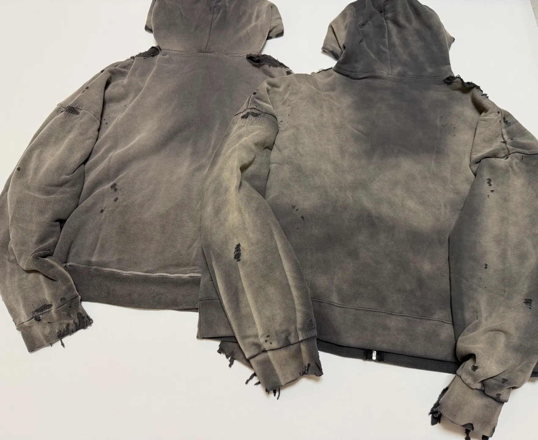 Pre-partum pattern SAINT Mxxxxxx DBL FACE ZIP UP HOODIE/CHARCOAL Double-layer destroyed waffle zipper jacket, washed black S-XL, a style that has been used in the summer. After continuous fine polishing, it is finally shipped. The finished product is simply a work of art. Super heavy washing and distressing. Multiple horse water fading. Excessive hand-made wormhole destruction processing. Deconstruction and reorganization embroidery technology. Custom-made zipper with LOGO. The color details of the zipper webbing are also correct. Original grade fruit main label and wash water label. Top purchasing grade. A layer of waffle fabric is added to the inner lining to make the overall texture stronger and increase the comfort and warmth of the wearer.